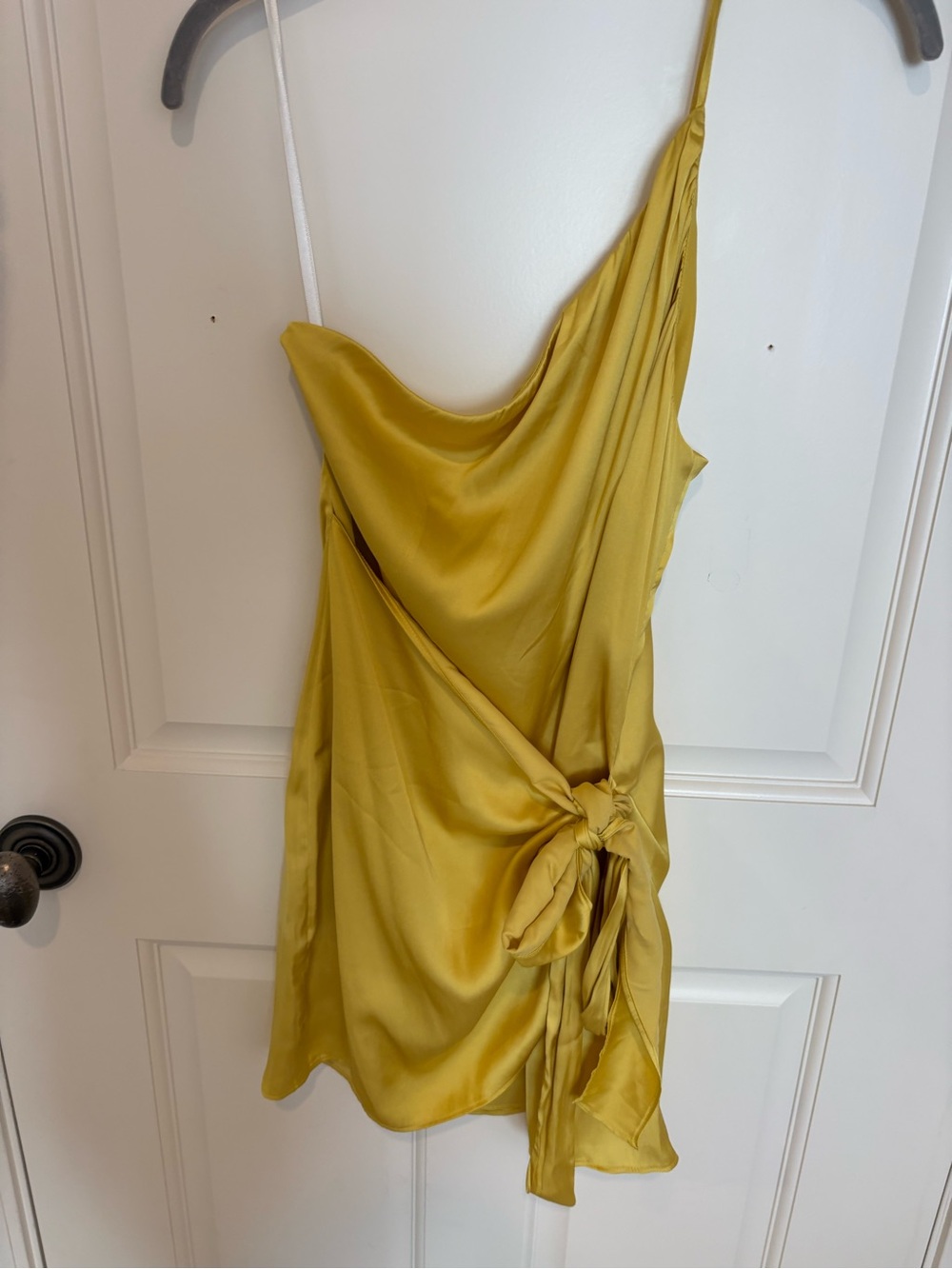 Lovers + Friends One-Shoulder yellow/gold Satin Mini Dress with Side Knot NWT - Picture 2 of 3